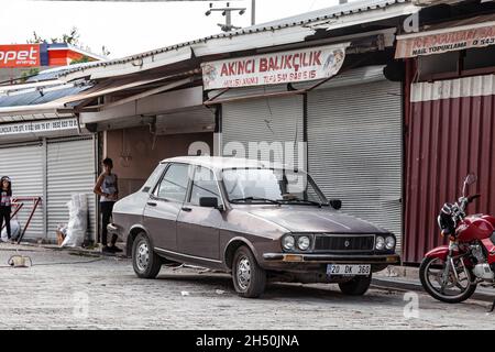 Antalya, Türkei - 08. 25. 2021: Grauer Renault 12 in einem warmen Sommer auf der Straße Stockfoto