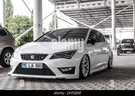 Antalya, Türkei - 08. 25. 2021: Weißer Seat Leon FR Facelift mit Tuninglowride auf der Straße der Türkei Stockfoto