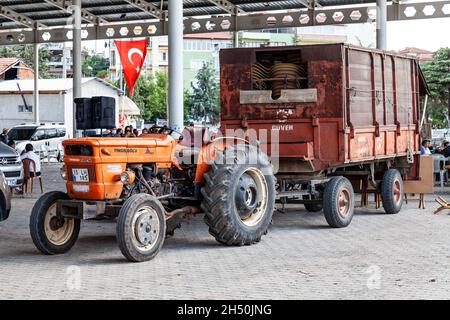 Antalya, Türkei - 08. 25. 2021: Alter oranger Traktor der Marke Turk Fiat Stockfoto