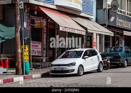 Antalya, Türkei - 08. 25. 2021: Ein weißer Volkswagen Polo-Wagen parkte am Straßenrand Stockfoto