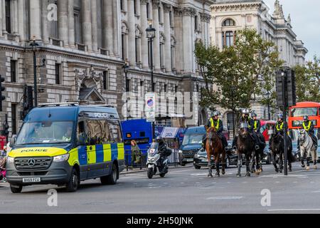 London, Großbritannien. November 2021. Die Polizeipräsenz ist stark und vorsorglich mit Bereitschaftsschilden und Helmen, obwohl die Beamten im Allgemeinen remixed wurden - Ein kleiner Anti-Impfschutz, Anti-Lockdown, Freiheitsprotest auf dem Parliament Square in der Guy Fawkes-Nacht. Kredit: Guy Bell/Alamy Live Nachrichten Stockfoto