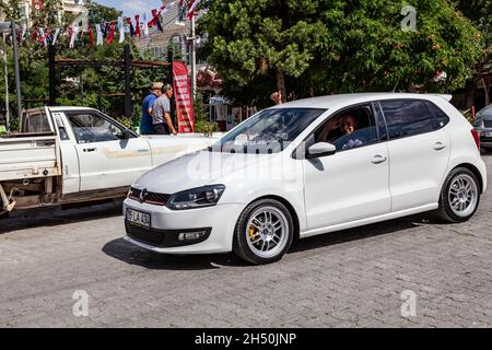 Antalya, Türkei - 08. 25. 2021: Ein weißer Volkswagen Polo-Wagen parkte am Straßenrand Stockfoto