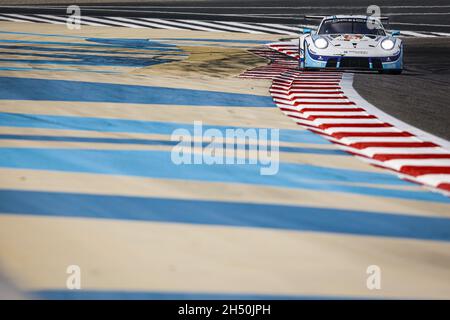 56 Perfetti Egidio (NOR), Cairoli Matteo (ita), Pera Riccardo (ita), Team Project 1, Porsche 911 RSR - 19, Aktion während der 8 Stunden von Bahrain, 6. Lauf der FIA-Langstrecken-Weltmeisterschaft 2021, FIA WEC, auf dem Bahrain International Circuit, vom 4. Bis 6. November 2021 in Sakhir, Bahrain - Foto: Francois Flamand/DPPI/LiveMedia Stockfoto