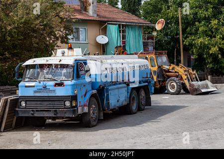 Antalya, Türkei - 08. 25. 2021: Ein Vintage Blue Water Truck in der türkei Stockfoto