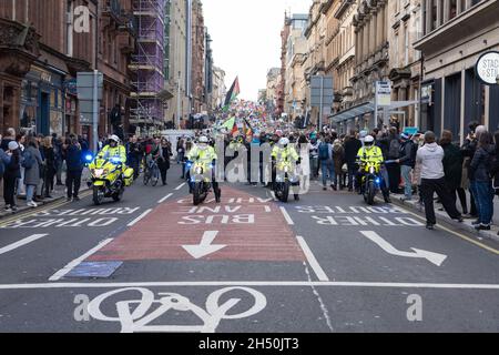 Glasgow, Schottland, Großbritannien 5. November 2021. Der jugendklimamarsch in Glasgow vom Kelvingrove Park zum George Square im Rahmen der COP26-Proteste, bei denen Tausende von jungen Menschen und Klimaaktivisten auf die Straße gingen, um ihre Frustration über den Klimawandel zu zeigen. Kredit: R.Gass/Alamy Live Nachrichten Stockfoto