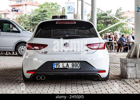 Antalya, Türkei - 08. 25. 2021: Weißer Seat Leon FR Facelift mit Tuninglowride auf der Straße der Türkei Stockfoto