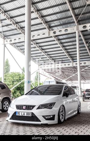 Antalya, Türkei - 08. 25. 2021: Weißer Seat Leon FR Facelift mit Tuninglowride auf der Straße der Türkei Stockfoto