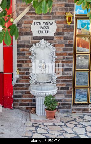 Esilova, Türkei - 08. 28. 2021: Vintage Trinkbrunnen in der Wand aus Marmor. Uralter Wasserhahn mit Stein im Freien. Kazim Yadigar hayrati Stockfoto