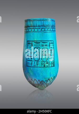 Alte ägyptische Vase mit Namen Ramesses II, 1279-01213 v. Chr., 19. Dynastie, glasierte Terrakotta. Louvre Museum E1094. Dies kann eine Tempelvase gewesen sein, die verwendet wurde Stockfoto