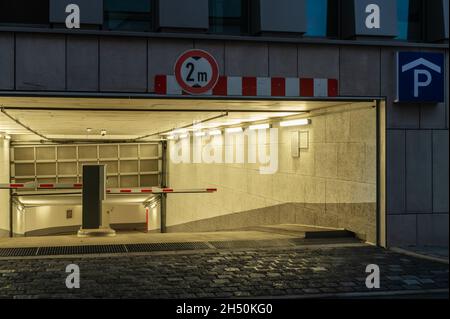 Eingang zu einem unterirdischen Parkplatz Stockfoto