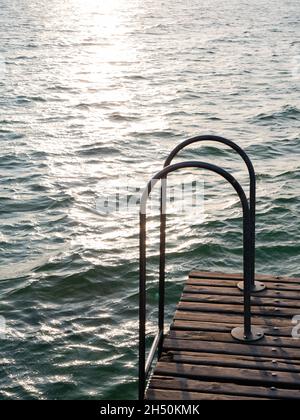 Schwimmen oder Dock Leiter an einem Pier oder Pier namens Il Pontile di Sirmione am Gardasee, Italien Stockfoto