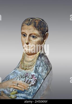 Römische ägyptische Beerdigung Frauen Brustmaske, 3. Jh. n. Chr., Farbe & Blattgold. Louvre Museum E21360. Auf dem Brustschild ist eine Frau abgebildet (Bun-Geflecht, Ohrr Stockfoto