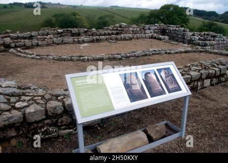 Schild für den Dolichenum-Tempel zum Jupiter Dolichenus grub römische Ruinen in Vindolanda Fort und Museum, Bardon Mill, Hexham, Northumberland, England, VEREINIGTES KÖNIGREICH Stockfoto