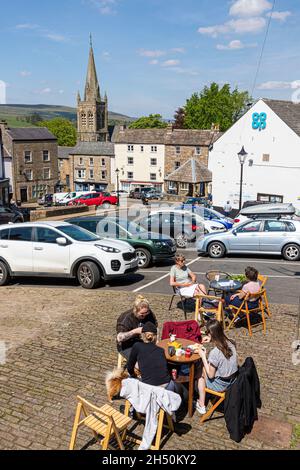 Essen im Freien auf den Kopfsteinpflaster vor einem Café in der Upland Pennines-Stadt Alston, Cumbria, Großbritannien Stockfoto