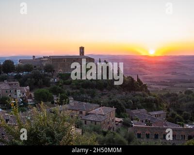 Ospedale di Comunita Gemeinschaftsspital in Montalcino, Toskana, Italien bei Sunrise Stockfoto