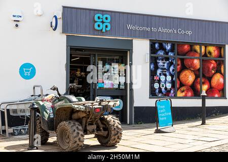 Ein Quad, das vor dem Co-op Supermarkt in der Upland Pennines Stadt Alston, Cumbria, Großbritannien, geparkt ist Stockfoto