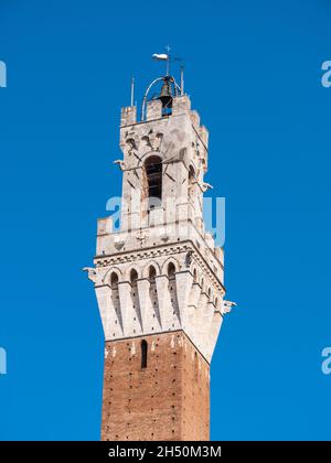 Torre del Mangia Glockenturm in Siena, Italien Oberer Teil Stockfoto