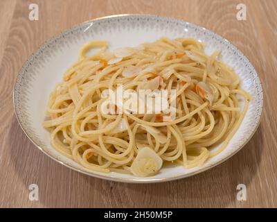 Spaghetti Aglio, Olio e Peperoncino Pasta mit Knoblauch, Olivenöl und Chili Stockfoto