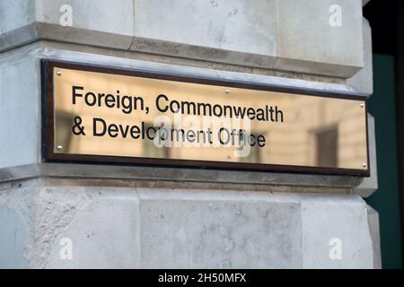 London, Großbritannien, 5. November 2021: Schild am Haupteingang des britischen Büros für auswärtige Angelegenheiten, Commonwealth und Entwicklung in der King Charles Street, im Zentrum von London, Stockfoto