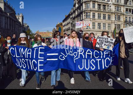 London, Großbritannien. November 2021. Demonstranten marschierten von der Downing Street zum Parliament Square als Teil der globalen Jugendbewegung Fridays for Future und forderten Maßnahmen gegen die Klimanotlage, als sich die Staats- und Regierungschefs der Welt in Glasgow zur COP26 trafen. Kredit: Vuk Valcic / Alamy Live Nachrichten Stockfoto