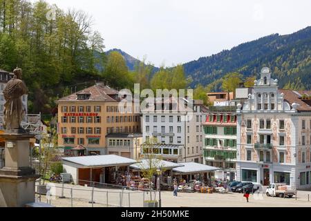 Einsiedeln, Schweiz - 09. Mai 2016: Bunte Gebäude der Stadt und Stände, in denen verschiedene Souvenirs verkauft werden. Die Stadt ist weit kn Stockfoto