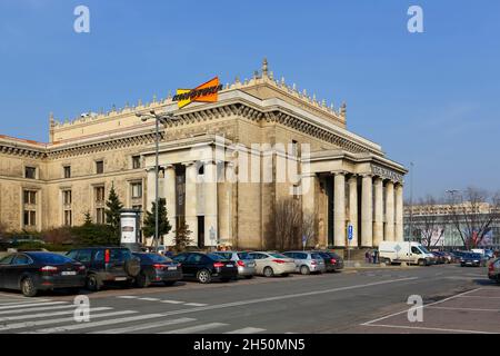 Warschau, Polen - 28. Februar 2016: Massiver Eingang zum Dramatischen Theater. Die Ursprünge des Theaters gehen auf das Jahr 1949 zurück, der heutige Sitz befindet sich im Gebäude o Stockfoto