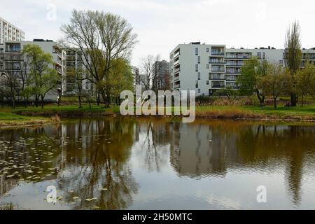 Warschau, Polen - 15. April 2018: Der See befindet sich in unmittelbarer Nähe von Mehrfamilienhäusern. Es ist einer der Bezirke der Stadt, wo res Stockfoto