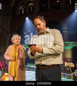 Susan Bullock (Judith), Gerald Finley (Bluebeard) in BLUEBEARD’S CASTLE at the Stone Nest, London W1 05/11/2021 Musik: Bela Bartok musikalische Leitung: Stephen Higgins Design: Adrian Winford Beleuchtung: Jack Wiltshire Übersetzer & Regisseur: Daisy Evans Stockfoto