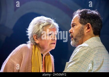 Susan Bullock (Judith), Gerald Finley (Bluebeard) in BLUEBEARD’S CASTLE at the Stone Nest, London W1 05/11/2021 Musik: Bela Bartok musikalische Leitung: Stephen Higgins Design: Adrian Winford Beleuchtung: Jack Wiltshire Übersetzer & Regisseur: Daisy Evans Stockfoto