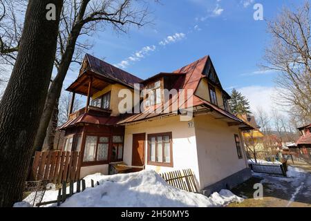 Zakopane, Polen - 10. März 2015: Altes Wohnhaus, um 1900 erbaut, aus Holz in traditionellem Design, dann verputzt, in den Municipa gelistet Stockfoto