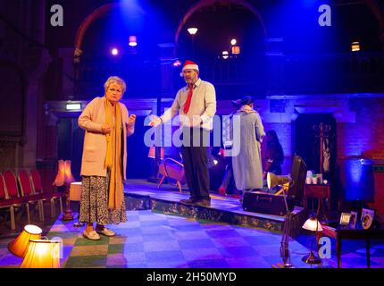 Susan Bullock (Judith), Gerald Finley (Bluebeard) in BLUEBEARD’S CASTLE at the Stone Nest, London W1 05/11/2021 Musik: Bela Bartok musikalische Leitung: Stephen Higgins Design: Adrian Winford Beleuchtung: Jack Wiltshire Übersetzer & Regisseur: Daisy Evans Stockfoto