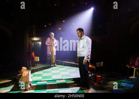 Susan Bullock (Judith), Gerald Finley (Bluebeard) in BLUEBEARD’S CASTLE at the Stone Nest, London W1 05/11/2021 Musik: Bela Bartok musikalische Leitung: Stephen Higgins Design: Adrian Winford Beleuchtung: Jack Wiltshire Übersetzer & Regisseur: Daisy Evans Stockfoto