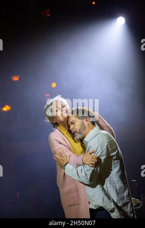 Susan Bullock (Judith), Gerald Finley (Bluebeard) in BLUEBEARD’S CASTLE at the Stone Nest, London W1 05/11/2021 Musik: Bela Bartok musikalische Leitung: Stephen Higgins Design: Adrian Winford Beleuchtung: Jack Wiltshire Übersetzer & Regisseur: Daisy Evans Stockfoto