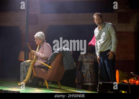 Susan Bullock (Judith), Gerald Finley (Bluebeard) in BLUEBEARD’S CASTLE at the Stone Nest, London W1 05/11/2021 Musik: Bela Bartok musikalische Leitung: Stephen Higgins Design: Adrian Winford Beleuchtung: Jack Wiltshire Übersetzer & Regisseur: Daisy Evans Stockfoto