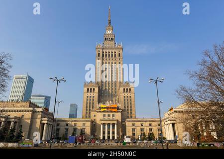 Warschau, Polen - 28. Februar 2016: Palast der Kultur und Wissenschaft, das höchste Gebäude in Polen mit einer Gesamthöhe von 237 Metern. Es ist ein Zuhause Stockfoto