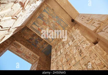 Medinet Habu ist der Name für den Totentempel von Ramses III, einem der beeindruckendsten Tempel in Luxor Stockfoto