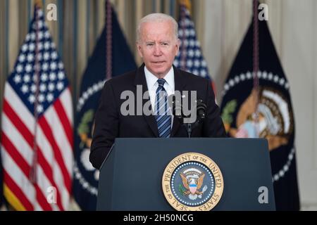 Washington DC, USA. November 2021. Der Präsident der Vereinigten Staaten, Joe Biden, hält am 5. November 2021 im Weißen Haus in Washington, DC, Bemerkungen zum Beschäftigungsbericht für Oktober. Kredit: Chris Kleponis/Pool via CNP Kredit: dpa picture Alliance/Alamy Live News Stockfoto