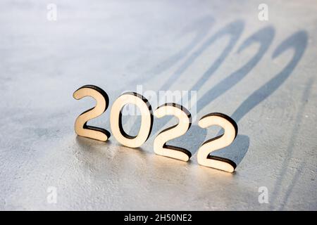 Holznummern 2022 Silhouette mit Schatten auf hellem Hintergrund. Neujahrsbeginn Glückwünsche und Planungskonzept. Stockfoto