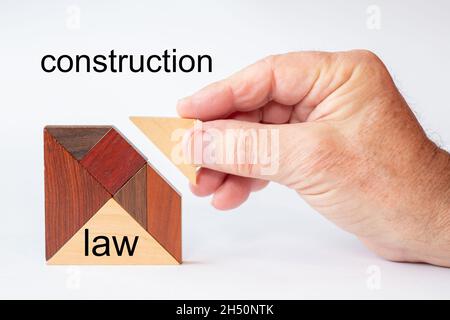 Ein fehlender Stein wird von einer Hand in ein edles Holztagramm eingefügt. Die Textkonstruktion ist auf dem weißen Hintergrund und das Textrecht wird auf einem geschrieben Stockfoto