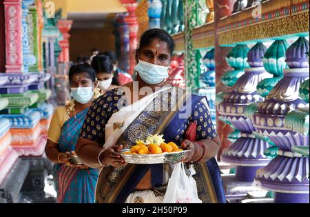 Kuala Lumpur, Malaysia. November 2021. Hindu-Anhänger sahen während des Festivals Gebete im Tempel der Batu-Höhlen anbieten.Diwali ist eines der wichtigsten religiösen Feste im Hinduismus. Die Göttin Lakshmi, der gott des Reichtums, wird während Diwali für Glück, Wohlstand und Ruhm verehrt. Kredit: SOPA Images Limited/Alamy Live Nachrichten Stockfoto