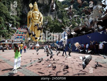 Kuala Lumpur, Malaysia. November 2021. Ein Hindu-Junge reagiert während des Festivals mit Tauben im Tempel der Batu Caves.Diwali ist eines der wichtigsten religiösen Feste im Hinduismus. Die Göttin Lakshmi, der gott des Reichtums, wird während Diwali für Glück, Wohlstand und Ruhm verehrt. Kredit: SOPA Images Limited/Alamy Live Nachrichten Stockfoto
