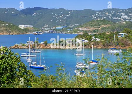 Segelboote ankerten in der geschützten Druif Bay auf Water Island, südlich von Saint Thomas, im Hafen von Charlotte Amalie, American Virgin Islands Stockfoto