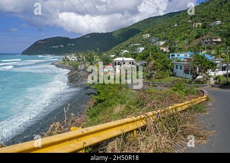 Küstenstraße 1 entlang der Cane Garden Bay auf der nordwestlichen Seite der Insel Tortola, Britische Jungferninseln, kleine Antillen in der Karibik Stockfoto