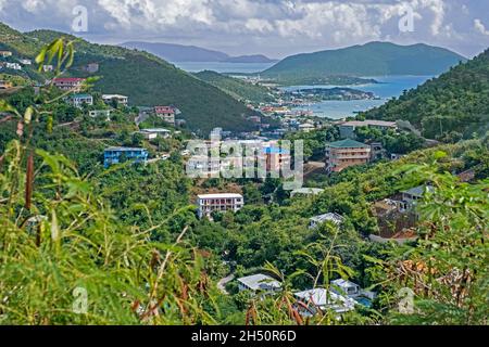 Blick über die Hauptstadt Road Town und den hufeisenförmigen Road Harbour auf der Insel Tortola, den Britischen Jungferninseln, den Kleinen Antillen und dem Karibischen Meer Stockfoto