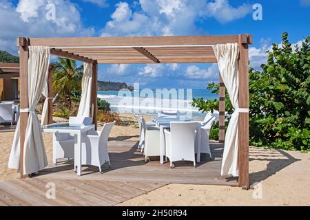 Luxus-Restaurants am Strand mit Blick auf das Meer auf der Insel Tortola, Britische Jungferninseln, kleine Antillen, Karibisches Meer Stockfoto