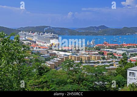 Die Kreuzfahrt-Schiffe vertäuten im Hafen von Charlotte Amalie auf der Insel Saint Thomas, den Jungferninseln der Vereinigten Staaten, den Kleinen Antillen, dem Karibischen Meer Stockfoto