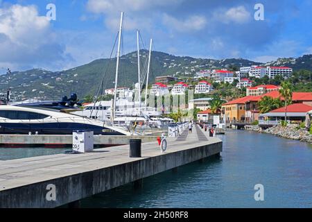 Jachten und Segelboote liegen im Hafen von Charlotte Amalie / Hafen auf der Insel Saint Thomas, US Jungferninseln, Kleinen Antillen, Karibisches Meer Stockfoto