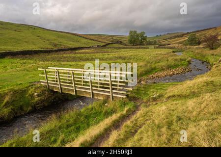 Spaziergang von Long Preston, um sich in den Yorkshire Dales über die New Plantation niederzulassen Stockfoto