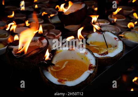 Kuala Lumpur, Malaysia. November 2021. Beleuchtete Kokosöl-Lampen sind während des Festivals im Batu Caves Tempel zu sehen.Diwali ist eines der wichtigsten religiösen Feste im Hinduismus. Die Göttin Lakshmi, der gott des Reichtums, wird während Diwali für Glück, Wohlstand und Ruhm verehrt. (Foto von Wong Fok Loy/SOPA Images/Sipa USA) Quelle: SIPA USA/Alamy Live News Stockfoto