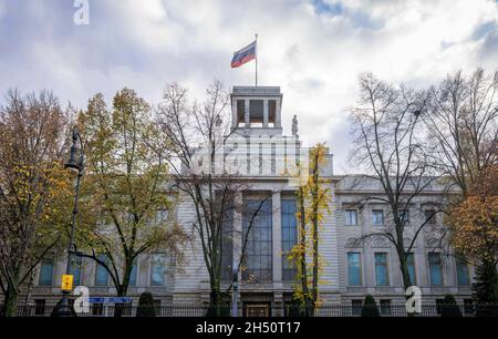 Berlin, Deutschland. November 2021. Eine russische Flagge fliegt vor der russischen Botschaft in Berlin. Quelle: Kay Nietfeld/dpa/Alamy Live News Stockfoto